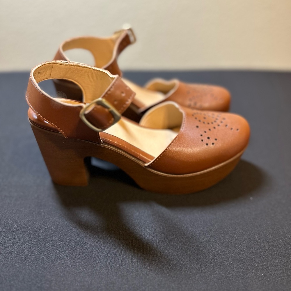 Brown clog platforms